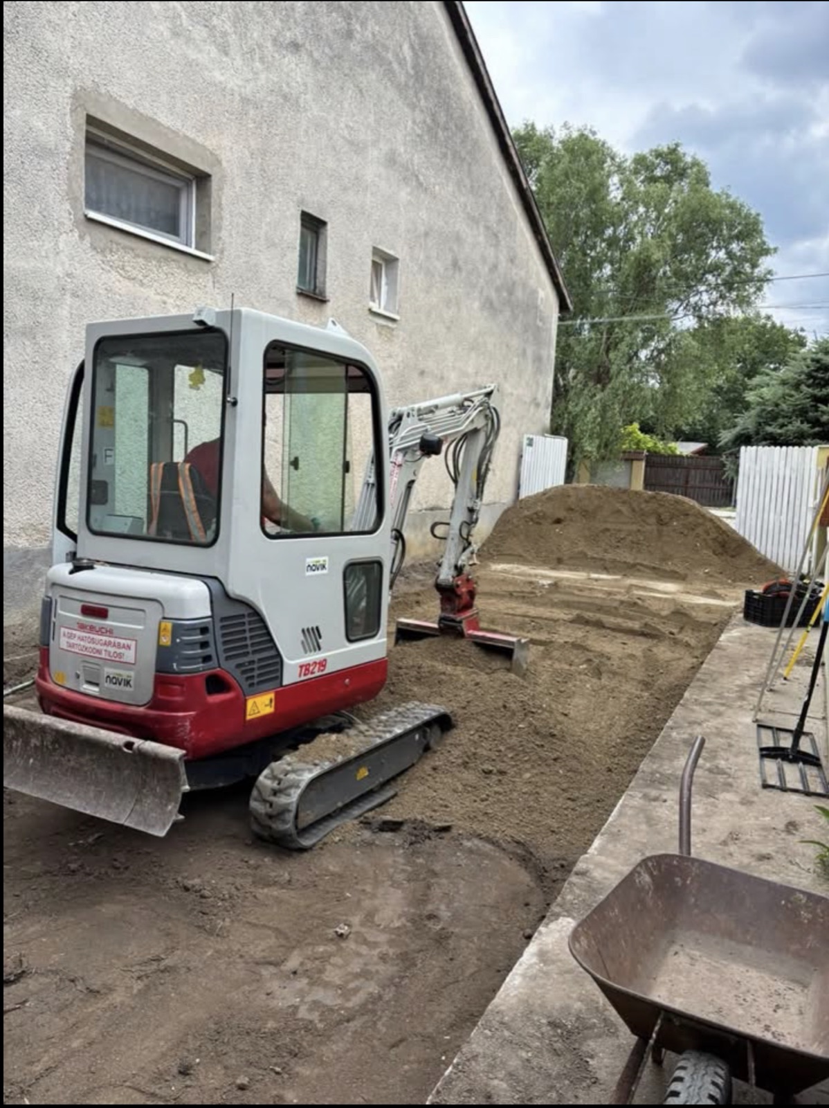 Minikotró tereprendezés közben